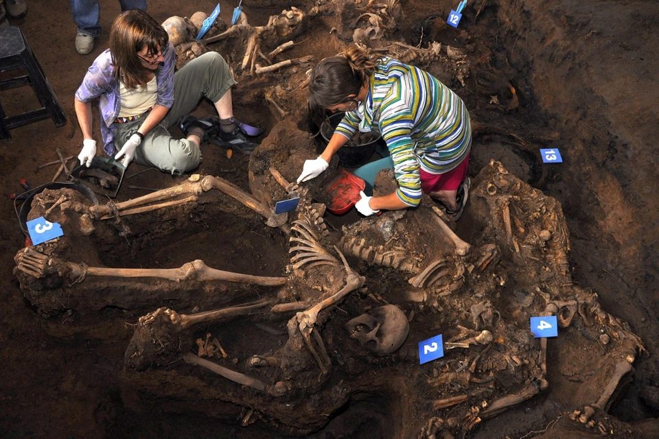 Equipo de antropologia forense em ação.